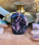 Bloc à poser en Rhodonite