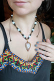 Pendentif en Agate Crazy Lace – Percé à la main & cordon macramé réglable