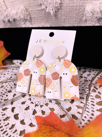 Boucles d’oreilles fantômes et fleurs