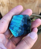 Petit bloc à poser en labradorite boucle face
