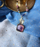 Collier d’exception en laiton serti de fluorite d’Afghanistan – Chouette gravée – Pièce unique