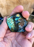 Petit bloc à poser en labradorite boucle face