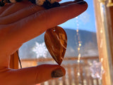 Pendentif en Agate Crazy Lace – Percé à la main & cordon macramé réglable