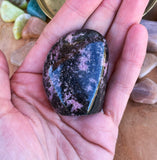 Bloc à poser en Rhodonite