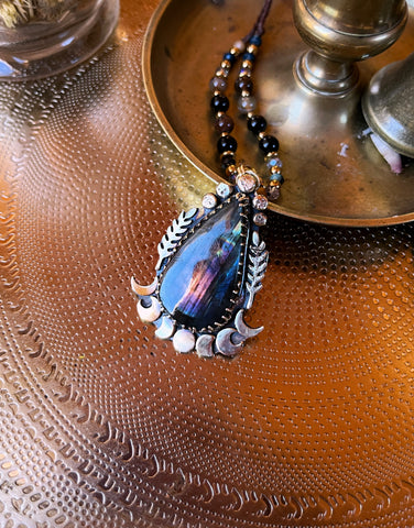 Collier talisman de la Lune labradorite