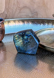 Petit bloc à poser en labradorite boucle face